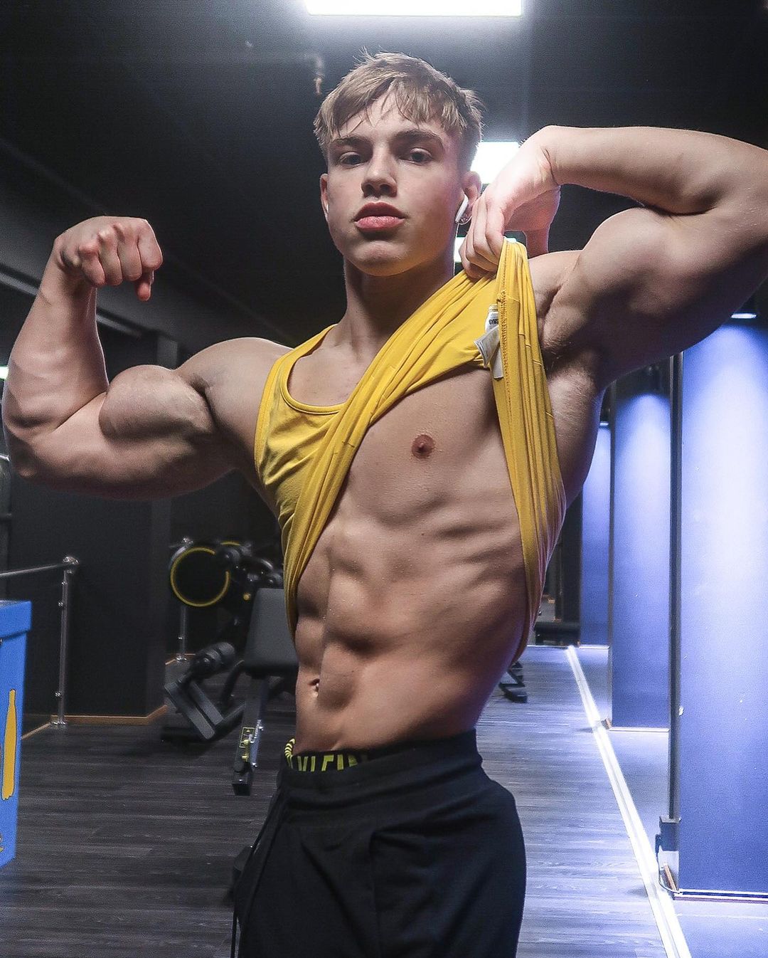 young-muscle-hot-guy-teasing-abs-oliver-forslin-biceps-flex