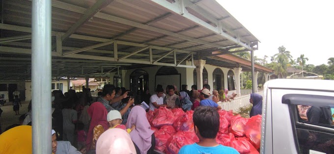 117 Orang Warga Surantiah Lubuk Alung Terima Bantuan Sembako dari Kemensos dan STPL Jabar