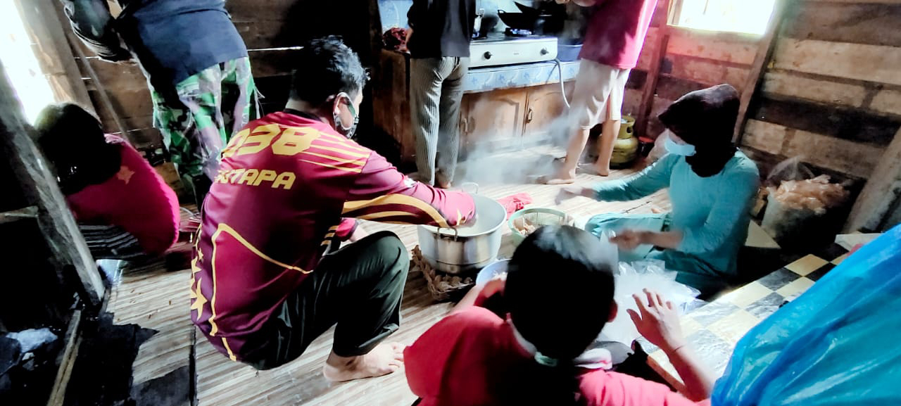 Tidak Hanya Bapak-bapak, Ibu-ibu Juga Ikut Ambil Bagian Berpatisipasi Sukseskan TMMD Ke-111