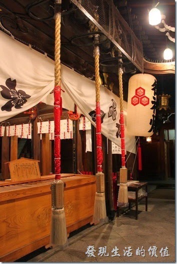 【櫛田神社】的祈願處，可以參拜敲鐘，期建築為典型的日本神社，外觀相對樸素，採唐破風屋頂裝飾！