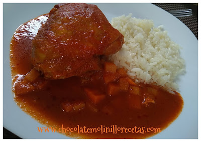 Pollo en salsa de chile rojo y tomate