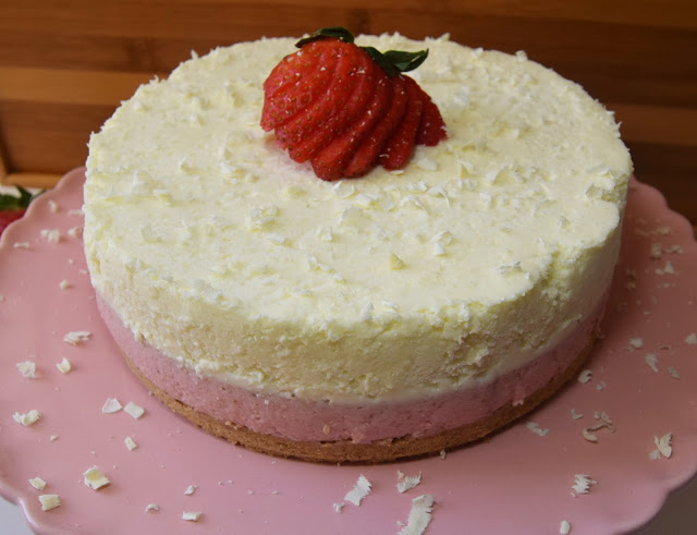 tarta de chocolate blanco y fresas