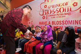 Spring of Blossom, Sunway Putra Mall, red cherry blossoms, Spring Flower Market, Lunar New Year bazaar, cny 2016, chinese new year, yck, yayasan chow kit, children, senior citizens