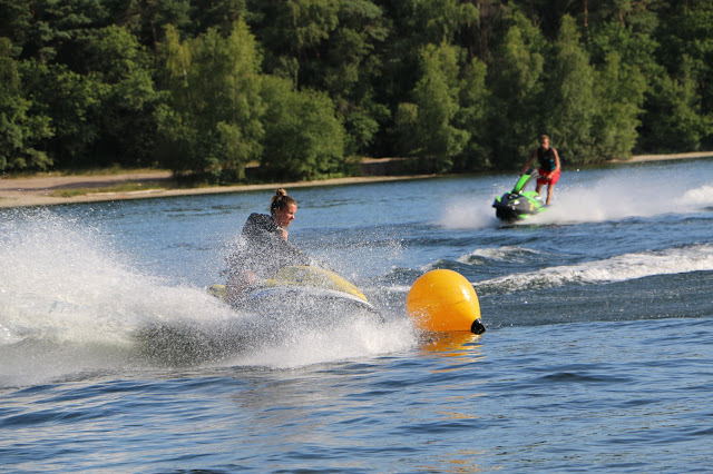 Jetskifahrer_auf_dem_Fluß