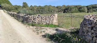 Verja de entrada al sendero