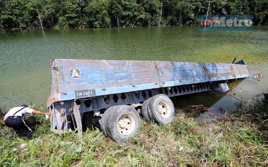 Ngeri : Lori Treler Singgah Tasik ~ ScaniaZ