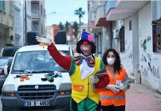 لكسر ملل "كورونا".. مهرجون يجولون شوارع مرسين التركية (فيديو)