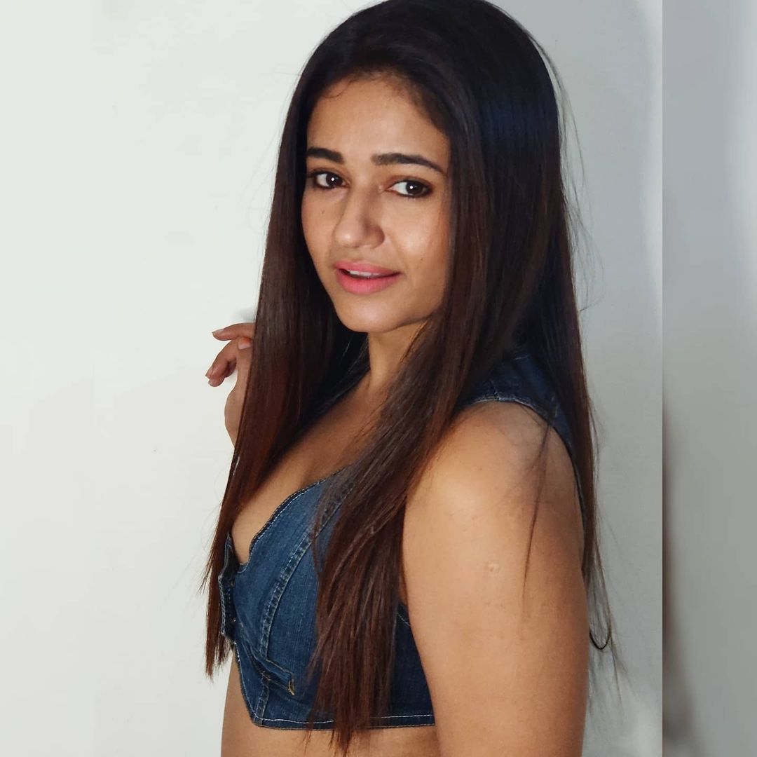 Actress Poonam Bajwa Latest Hot Photos