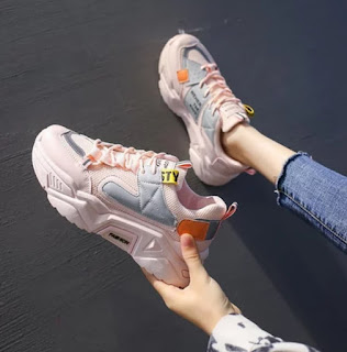 Sneakers Wanita: Lebih dari Sekadar Sepatu, Ini Gaya Hidup