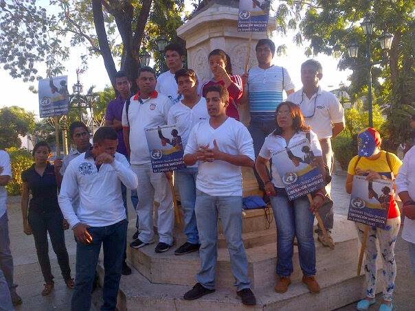 Fotos: Plaza Bolívar de San Fernando se vistieron de blanco por un año preso Leopoldo López.
