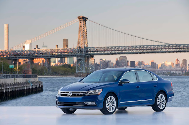 Front 3/4 view of 2018 Volkswagen Passat V6 SEL Premium