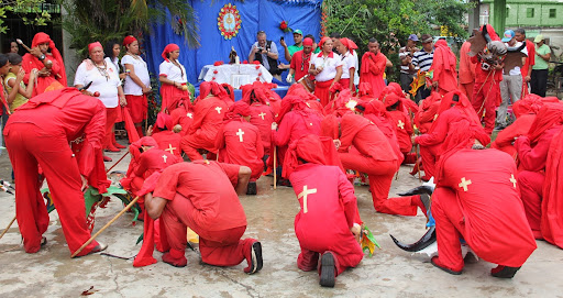 Diablos de Yare arrodillados  en el día de Corpus Christi en San Francisco de Yare, Municipio Bolivar, Miranda Venezuela