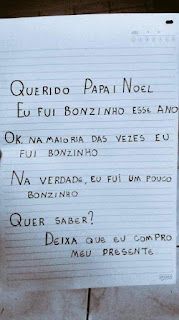 Foto de uma folha de papel pautado com um recado escrito em letra de fôrma. Texto:   Querido Papai Noel   Eu fui bonzinho esse ano  Ok. Na maioria das vezes eu fui bonzinho  Na verdade, eu fui um pouco bonzinho  Quer saber?  Deixa que eu compro meu presente.