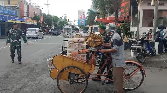 Hadir di Tengah Masyarakat, Anggota Kodim 0726/Sukoharjo Bantu Peyebrangan Jalan