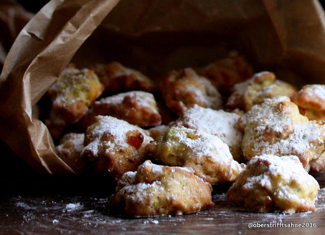 Weihnachtsplätzchen mit Früchten und Nuss