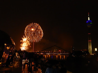 http://www.rp-online.de/nrw/staedte/duesseldorf/kirmes/rheinkirmes-2015-so-schoen-war-das-feuerwerk-aid-1.5263279