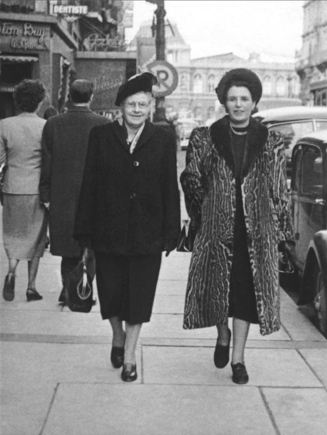 35 Vintage Photos That Defined Street Fashion In The 1940S
