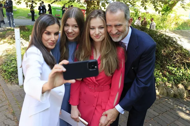 Queen Letizia wore a white suit blazer by Carolina Herrera. Princess Leonor wore a fuchsia dress blazer by Apparentia