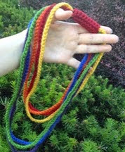 http://translate.google.es/translate?hl=es&sl=en&tl=es&u=http%3A%2F%2Fcrochetbydanellerae.blogspot.com.es%2F2012%2F08%2Frainbow-chain-necklace.html