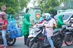 Jelang Buka Puasa, Persit KCK Cab XVI Kodim Banyumas Bagi Takjil