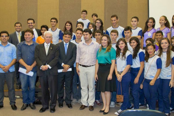 Alunos de Cocal dos Alves participam de palestra com ministro Mangabeira Unger