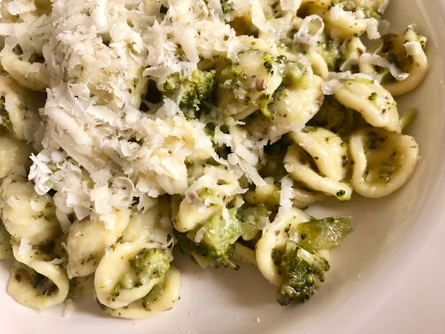 broccoli, orecchietet con broccoli Due cuori e una cappa