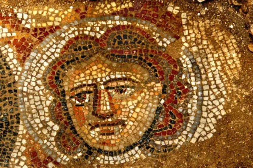 Rosto feminino em mosaico Huqoq. Um edifício monumental de sinagoga que data do período romano tardio (cerca de 4º a 5º séculos EC) foi descoberto em escavações arqueológicas em Huqoq, na Galileia de Israel | Jim Haberman/Flash90