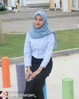 Hijabers cantik Ririn Putri Anjani