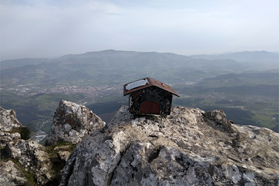 Buzón en la cima de Untzillatx