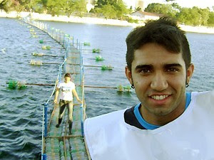 Fernando ficou surpreso com número de garrafas
usadas por dia na cidade (Foto: Karoline Zilah/G1)