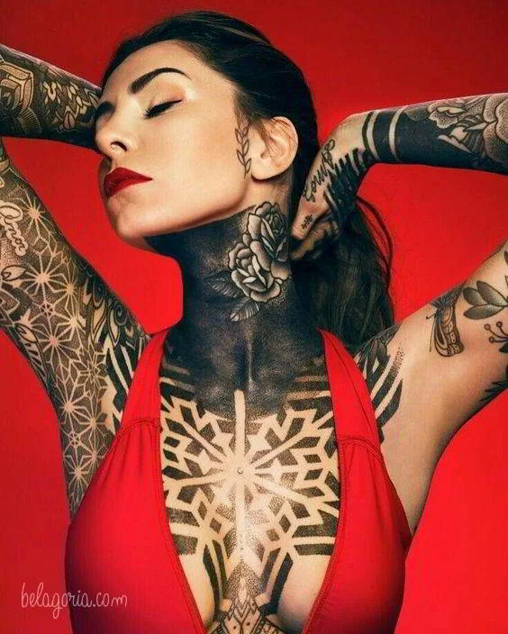 Preciosa modelo tatuada con diseños geométricos