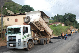 Com cerca de seis quilômetros, a estrada que liga as localidades de Santa Rosa e Mottas, no 3º distrito, está sendo inteiramente pavimentada pela Prefeitura de Teresópolis e trará inúmeros benefícios à população local que vive basicamente da agricultura 