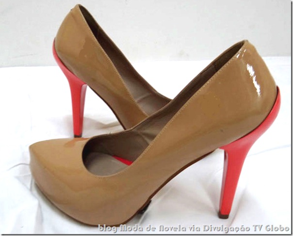 moda da novela a vida da gente - scarpin verniz da cris