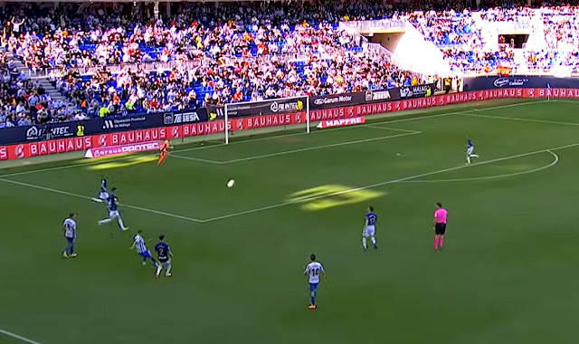 Vadillo, tras un mal despeje de Joaquín, marca a puerta vacía el segundo gol malaguista. MÁLAGA C. F. 2 REAL VALLADOLID C. F. 2 Sábado 09/04/2022, 18:15 horas. Campeonato de Liga de 2ª División, jornada 35. Málaga, estadio de La Rosaleda: 18.004 espectadores.