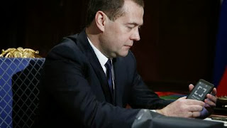 La Russia lancia il suo “Yotaphone” Medvedev:“Alla Apple saranno nervosi”