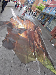 Pferd galoppiert Greifvogel fliegt an der Seite mit. Streetart Festival Wilhelmshaven 2012