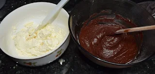 Dans un saladier fouettez le mascarpone avec 1 œuf, 30g de fructose et un peu de vanille. Ajoutez la noix de coco râpée, mélangez bien et réservez. Mettez un autre saladier dans un bain-marie et faites fondre les 200 g de chocolat jusqu’à ce qu’il soit bien lisse. Incorporez le fructose restant, les œufs restants et la farine.