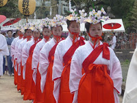 八乙女・神楽女八人で、菖蒲の花飾りを頭の上につけた巫女姿をしている