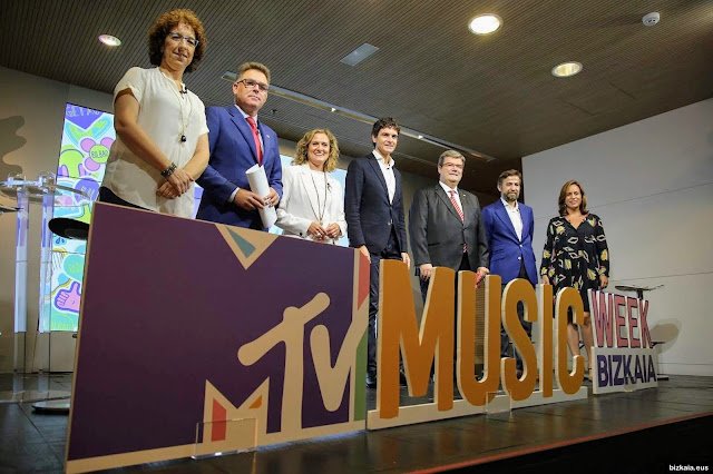 La alcaldesa, junto a otros responsables políticos de Bizkaia, en la presentación de actos de MTV