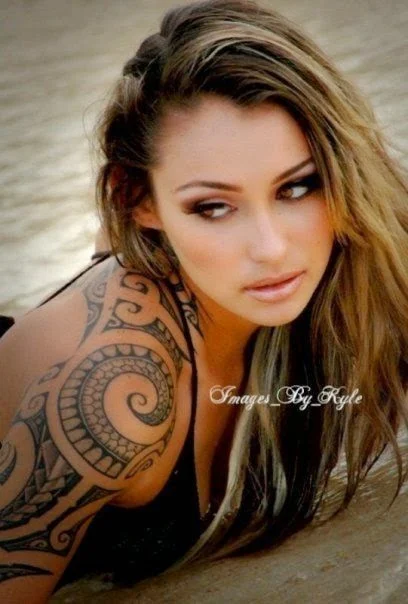 Imagen de Modelo con tatuaje maori o tatuaje polinesio;