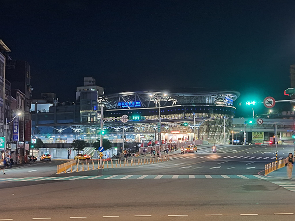 基隆仁愛海洋廣場(老鷹廣場)欣賞海港景色，散步賞街景和夜景