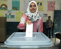 mujer votando en afganistan