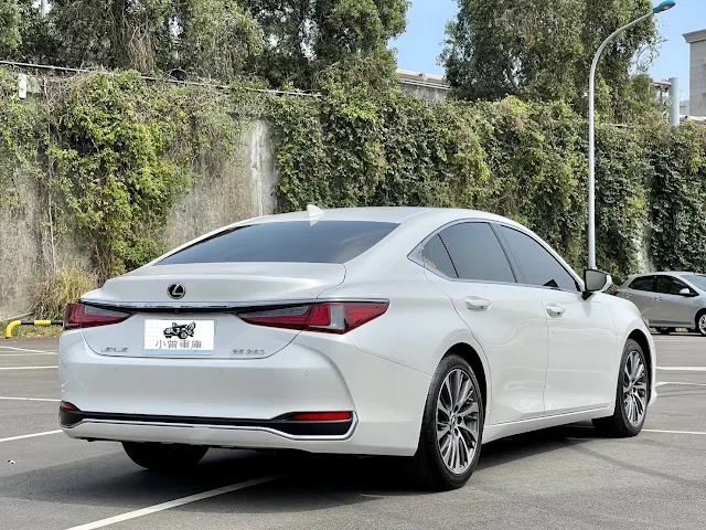 車主鄭先生有一台超漂亮的 2018 LEXUS ES250 頂級版 ，里程只有跑 56000 km ，完全無待修也無擦傷 。配備超多有什麼主動式盲點 、主動式安全防護系統、自動煞車 、倒車攝影、三眼式LED 。    上網找了許多車商估車估價之後 ，其實大家的報價都差不多 ，後面選擇我們的原因就是我們夠快速、夠有效率 。其他車商都要下周才能約看車 ，甚至愛理不理的，我們剛好隔天就能馬上到府看車。    現場看車真的有夠漂亮的 !!! 配備又超級多 !!所以就馬上現金交車開走!!!!只花了十分鐘就完成這次二手車收購任務 ! 謝謝鄭先生割愛 ，這台車根本秒殺款阿 !!!準備開回家 看有沒有客人來買秒殺了 !! 保持正面能量 ，漂亮車就是會一直出來 !超讚的啦 !!!