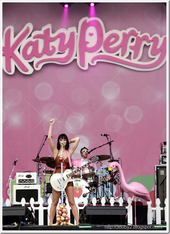 katy_perry_performs_at_main_squa-6