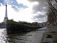 Fond d'écran #3 de JANVIER 2014, avec et sans le calendrier du mois - Péniche sur la Seine (Paris, photo janv. 2012)