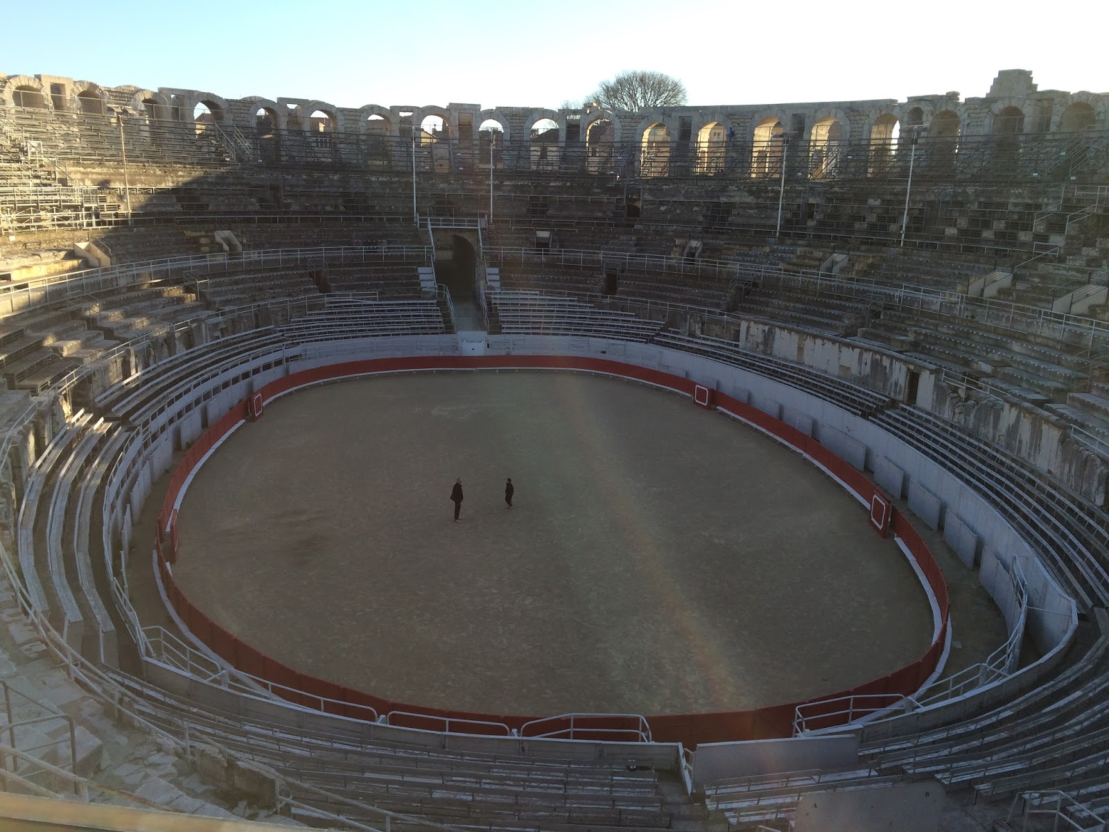 アルルの円形闘技場　L’Amphithéâtre (les arènes) 