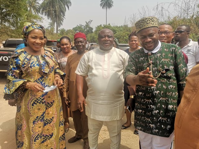 Aro-Ajatakiri Pollution:  LG Deliver Goodies, as Abia 1st Lady Visits