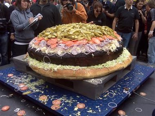 World's Largest Hamburger Contender from Canada Weighed In at 590 Pounds 04