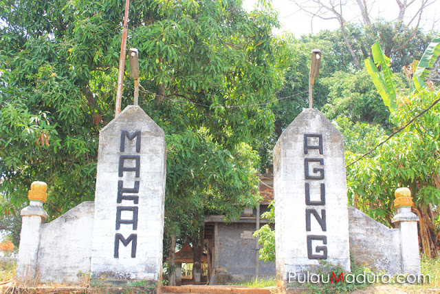 Pintu Gerbang Makam Agung Raja Pragalbo - Arosbaya