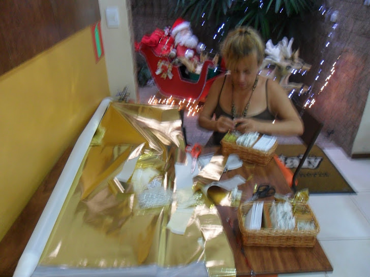 Sandra Elen montando a decoração.